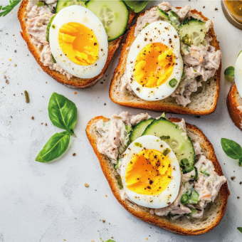 Tartine salée au délice de thon, fromage frais et crudités
