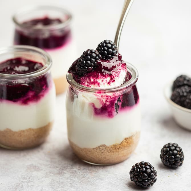 Verrines de cheesecake au yaourt et mûre